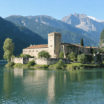 partez à la découverte des plus beaux villages autour du lac du bourget. entre paysages enchanteurs, patrimoine authentique et charme savoyard, vivez une escapade inoubliable au cœur de la nature.