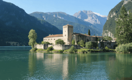 partez à la découverte des plus beaux villages autour du lac du bourget. entre paysages enchanteurs, patrimoine authentique et charme savoyard, vivez une escapade inoubliable au cœur de la nature.