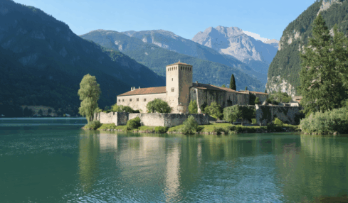 partez à la découverte des plus beaux villages autour du lac du bourget. entre paysages enchanteurs, patrimoine authentique et charme savoyard, vivez une escapade inoubliable au cœur de la nature.