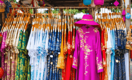 découvrez les couleurs à éviter lors de votre séjour en thaïlande pour respecter les traditions locales. suivez notre guide pratique pour voyager sereinement et en toute harmonie avec la culture thaïlandaise.