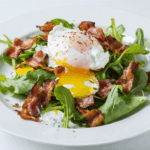découvrez les spécialités incontournables de la gastronomie lyonnaise à travers un voyage savoureux au cœur de lyon. explorez les plats typiques à ne pas manquer pour une expérience culinaire authentique.