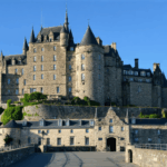 découvrez l’hôtel la mère poulard, une oasis de sérénité nichée au cœur du mont saint-michel. profitez d’un séjour inoubliable entre charme historique, confort moderne et cuisine traditionnelle.