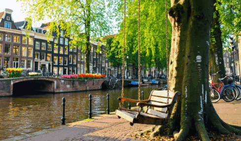 découvrez la balançoire à amsterdam, une expérience unique et incontournable qui vous offre des vues imprenables et des moments de joie inoubliables au cœur de la ville.