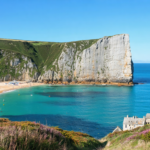 explorez les 8 joyaux cachés de la côte bretonne et laissez-vous séduire par ses paysages époustouflants, ses plages secrètes et son charme authentique.