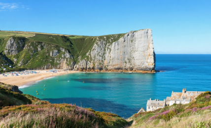 explorez les 8 joyaux cachés de la côte bretonne et laissez-vous séduire par ses paysages époustouflants, ses plages secrètes et son charme authentique.