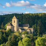 découvrez les trésors culturels de la corrèze, un patrimoine riche et varié alliant histoire, traditions et paysages authentiques à explorer absolument.