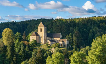 découvrez les trésors culturels de la corrèze, un patrimoine riche et varié alliant histoire, traditions et paysages authentiques à explorer absolument.