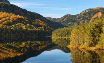 explorez les montagnes du jura, un paysage naturel exceptionnel qui rappelle le canada, avec ses forêts denses, ses lacs paisibles et ses villages pittoresques, pour une aventure française unique.