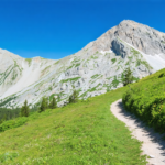 découvrez altituderando, votre guide ultime pour trouver facilement la randonnée idéale. explorez des parcours adaptés à tous les niveaux et vivez des aventures inoubliables en pleine nature.