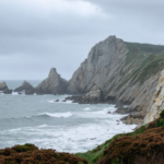 explorez crozon sous la pluie pour un week-end unique et mémorable, alliant paysages sauvages, aventures atypiques et charme breton malgré le temps.