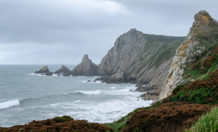 explorez crozon sous la pluie pour un week-end unique et mémorable, alliant paysages sauvages, aventures atypiques et charme breton malgré le temps.